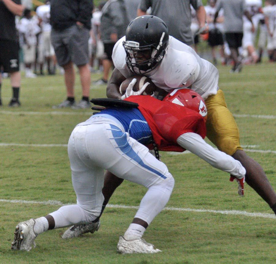 spl0810 HS football scrimmages 4.jpg